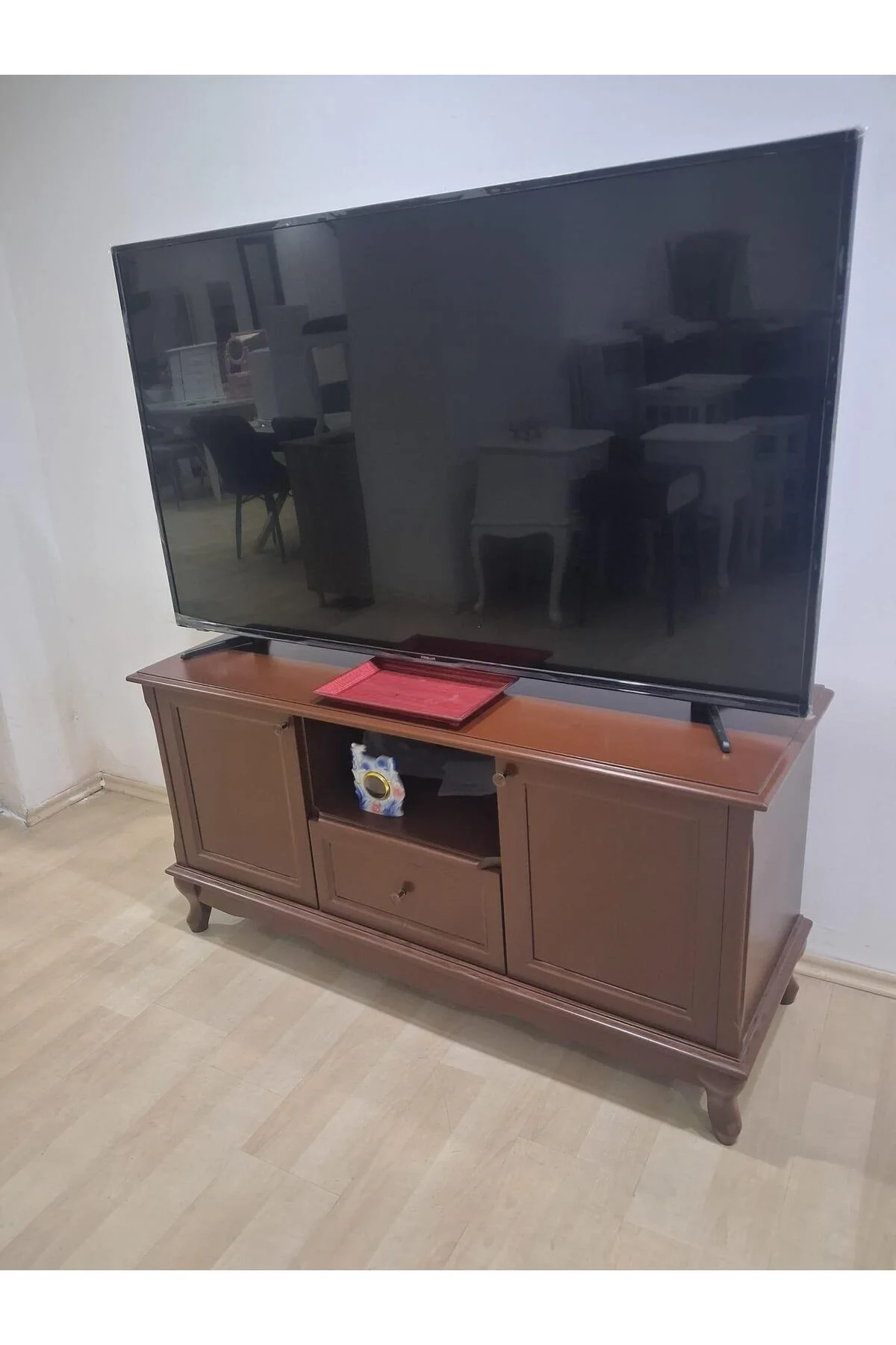 Tv Sehpa ST 18133 Klasik Model Ahşap Kayın ASLAN Ayak Parlak Ceviz 120 El Yapım Tv Sehpa ST 18133 Klasik Model Ahşap Kayın ASLAN Ayak Parlak Ceviz 120 El Yapım