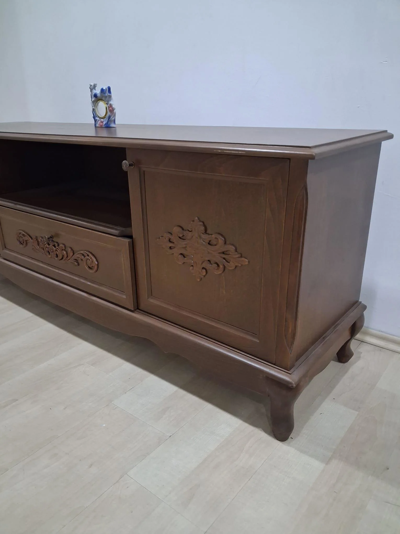 Tv Sehpası ST 17335 Klasik Model Ahşap Kayın Aslan Ayak Oyma Ceviz Renk El Yapım Fiyatı, Yorumları ve Özellikleri