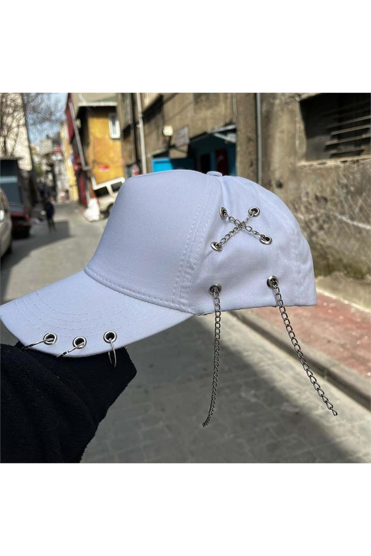 Üç Piercingli Çarpı Zincirli Beyaz Şapka