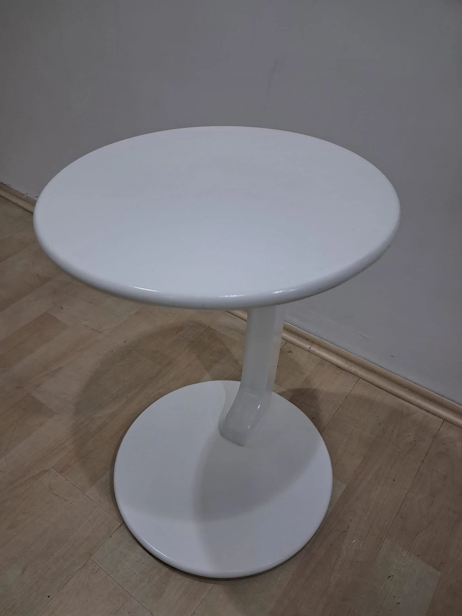Ufo C 12624 ST Sehpa MDF Parlak BEYAZ Altı Tekerlek Kanepede Otur
