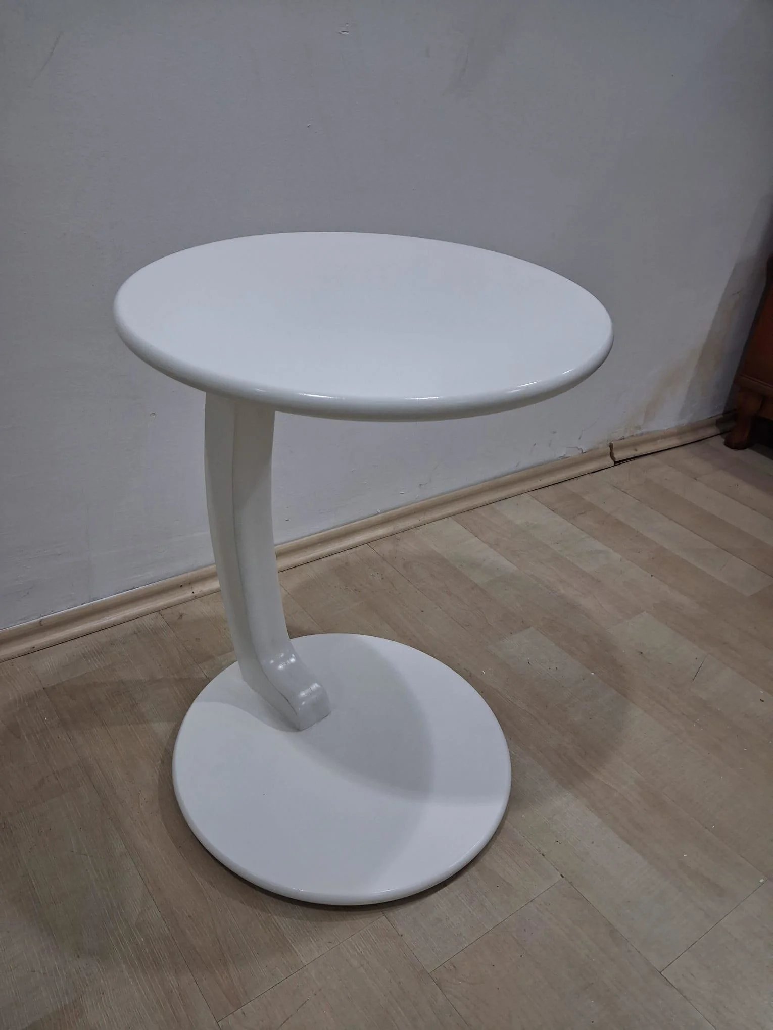 Ufo C 12624 ST Sehpa MDF Parlak BEYAZ Altı Tekerlek Kanepede Otur