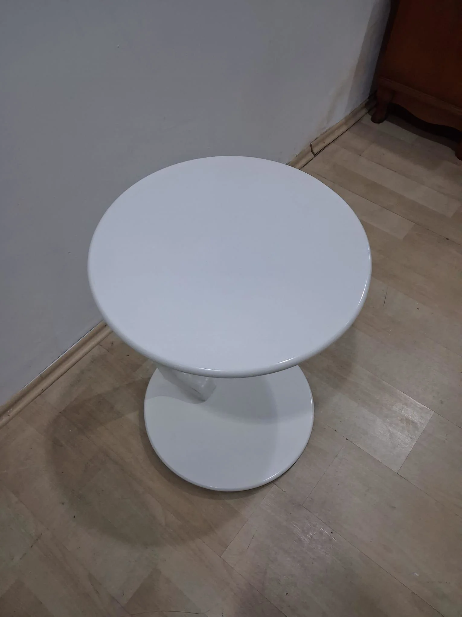 Ufo C 12624 ST Sehpa MDF Parlak BEYAZ Altı Tekerlek Kanepede Otur