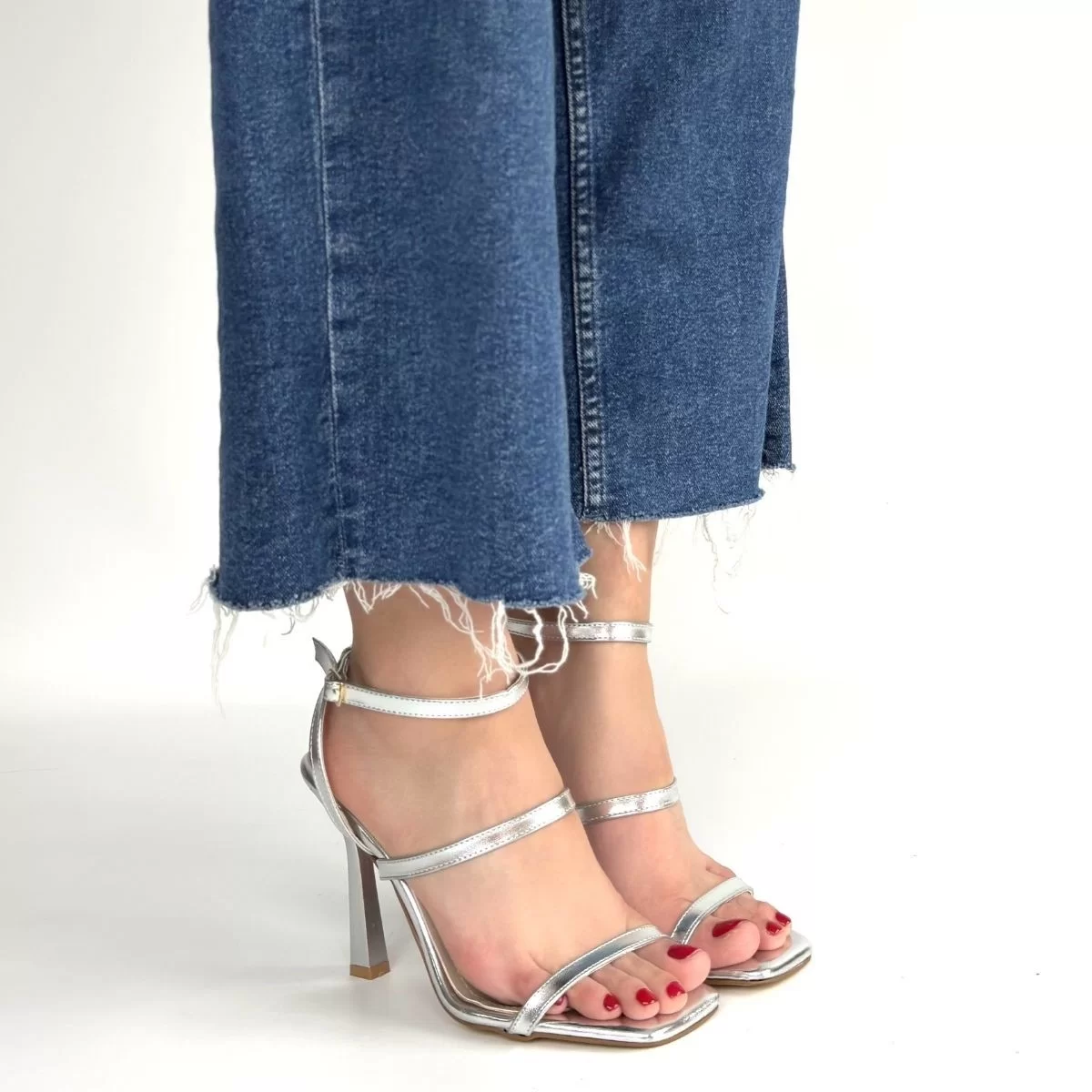 Umira Gümüş Rugan Topuklu Bilekten Kemerli Ayakkabı