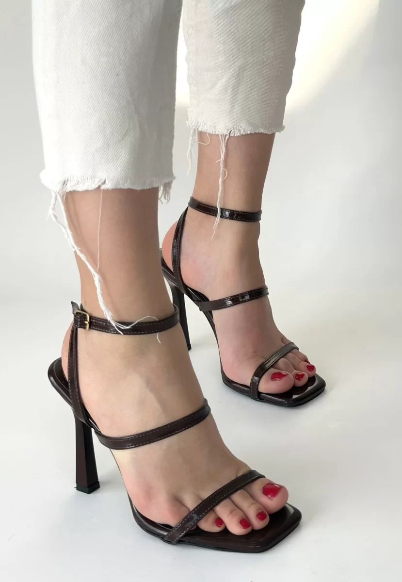 Umira Kahverengi Rugan Topuklu Bilekten Kemerli Ayakkabı