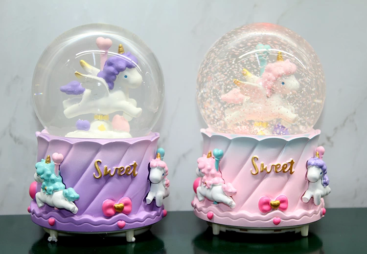 Unicorn İçi Dönmeli Püskürtmeli Işıklı Müzikli Kar Küresi Büyük B