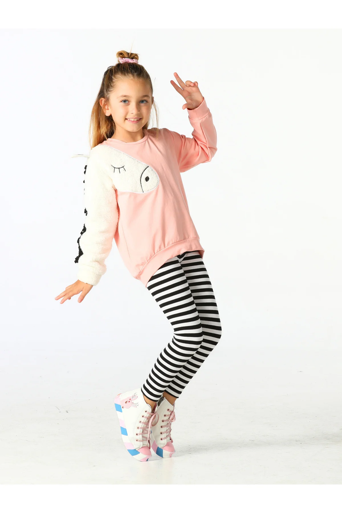 Unicorn Kollu Yumoş Sweat-Tayt Takım Beden: 9 Yaş Unicorn Kollu Yumoş Sweat-Tayt Takım Beden: 9 Yaş