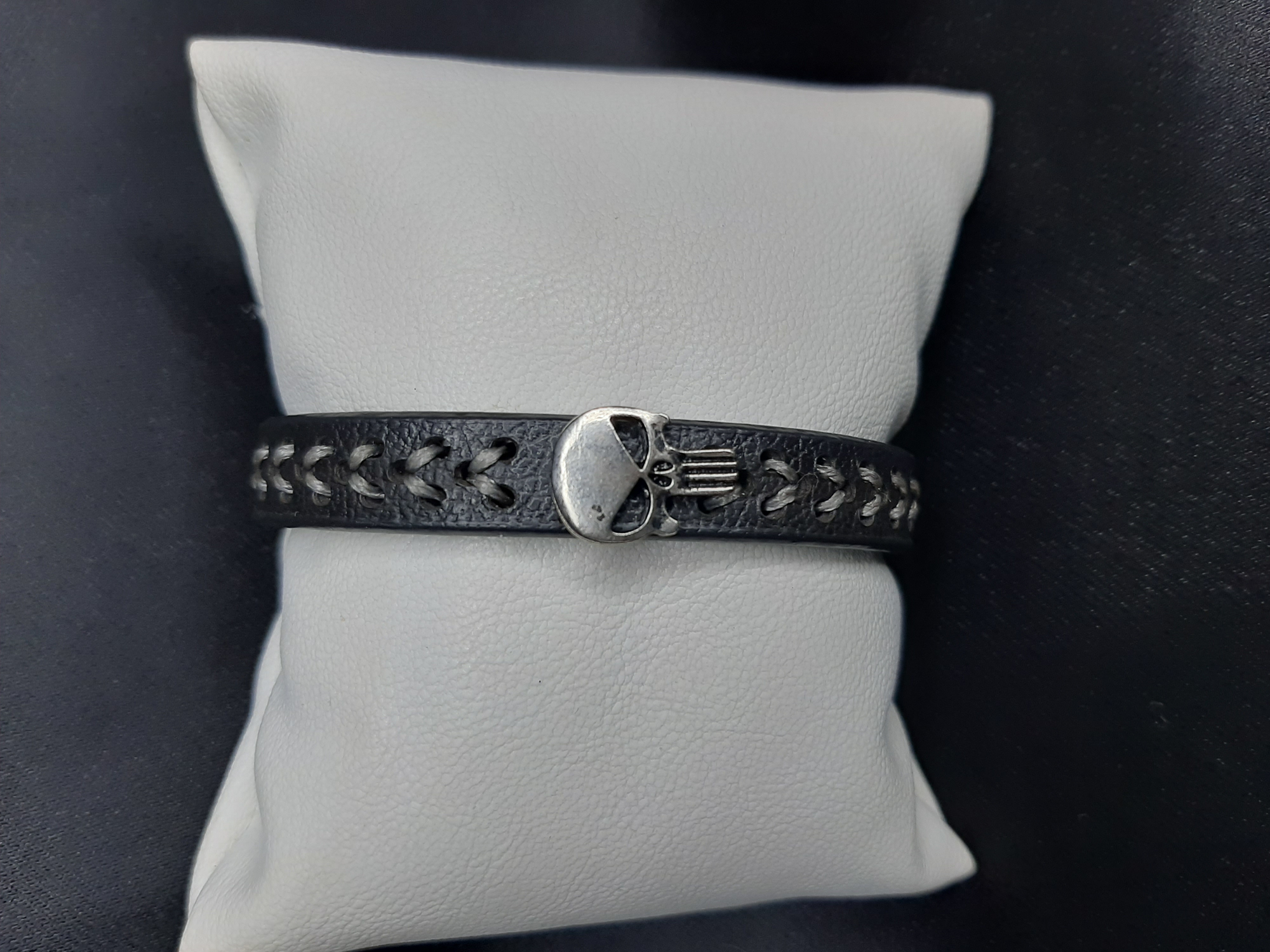 Unisex Suni Deri Metal Detaylı El Yapımı Bileklik Unisex Suni Deri Metal Detaylı El Yapımı Bileklik