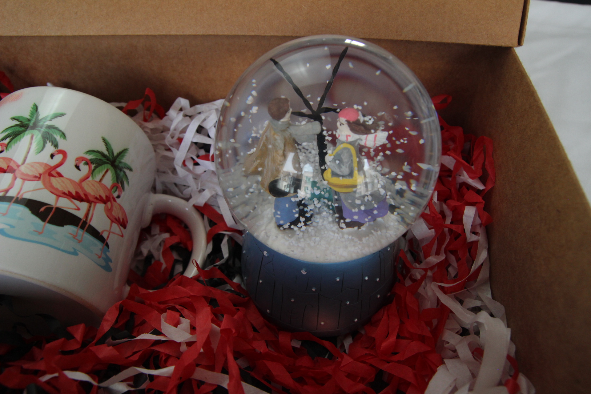 Uzak Mesafe Temalı Müzikli Kar Küresi Ve Flamingo Temalı Kupa Bardak En Çok Satan Hediye Seti