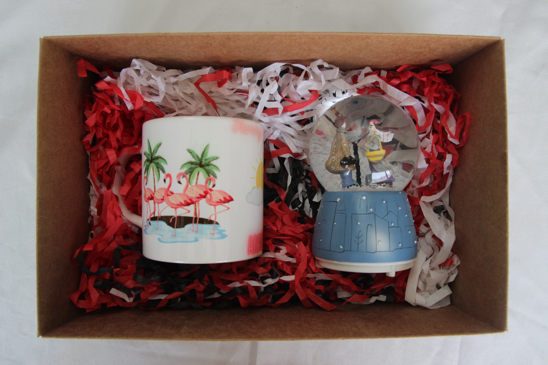 Uzak Mesafe Temalı Müzikli Kar Küresi Ve Flamingo Temalı Kupa Bardak En Çok Satan Hediye Seti