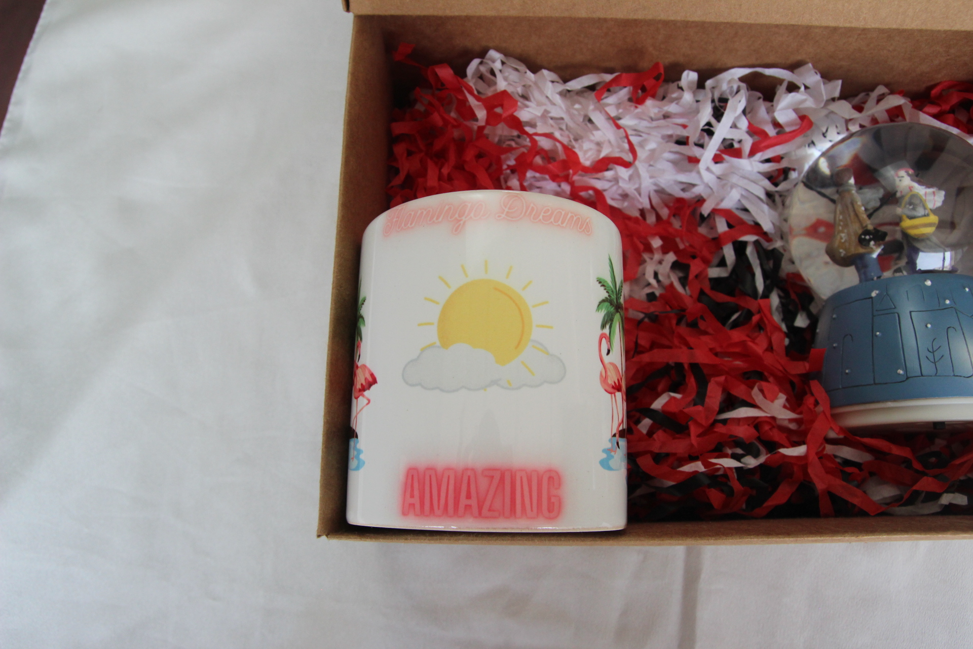 Uzak Mesafe Temalı Müzikli Kar Küresi Ve Flamingo Temalı Kupa Bardak En Çok Satan Hediye Seti