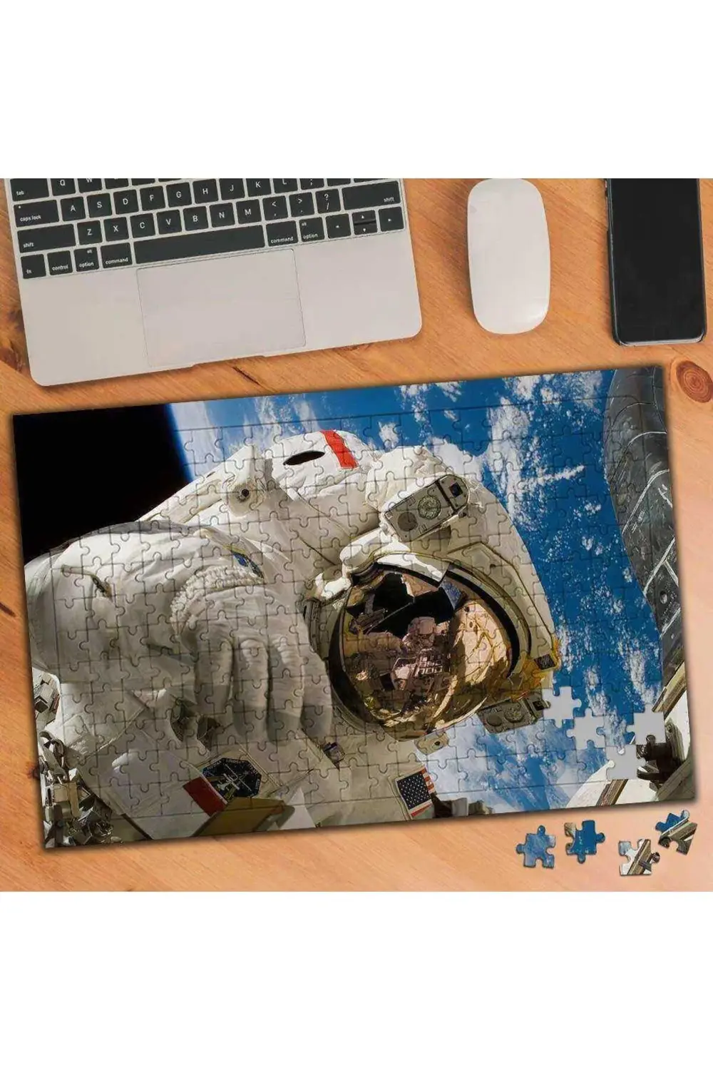 Uzay Boşluğundaki Astronot 240 Parça Puzzle Yapboz -74767