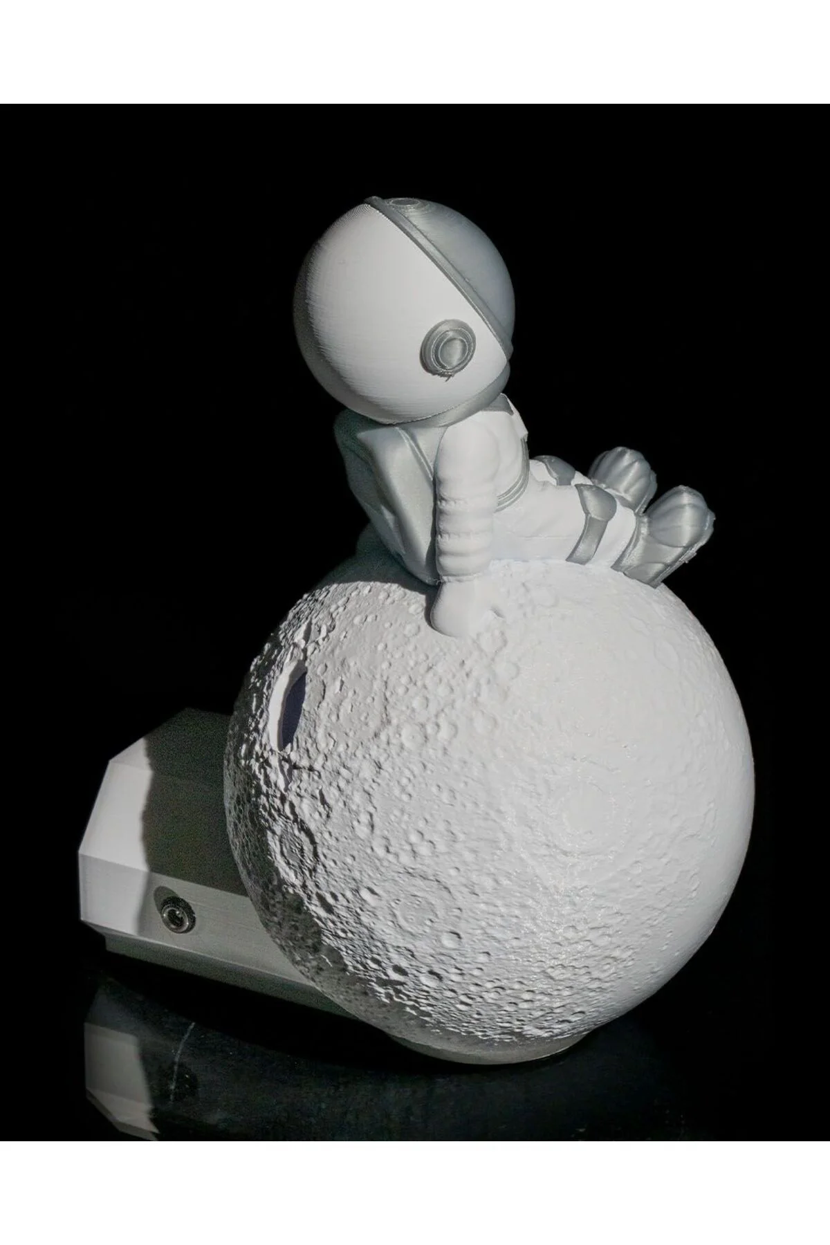 Uzayda Astronot Lamba Ay Yüzeyinde Astronot Duvar Lambası Büyük Boy 23CM