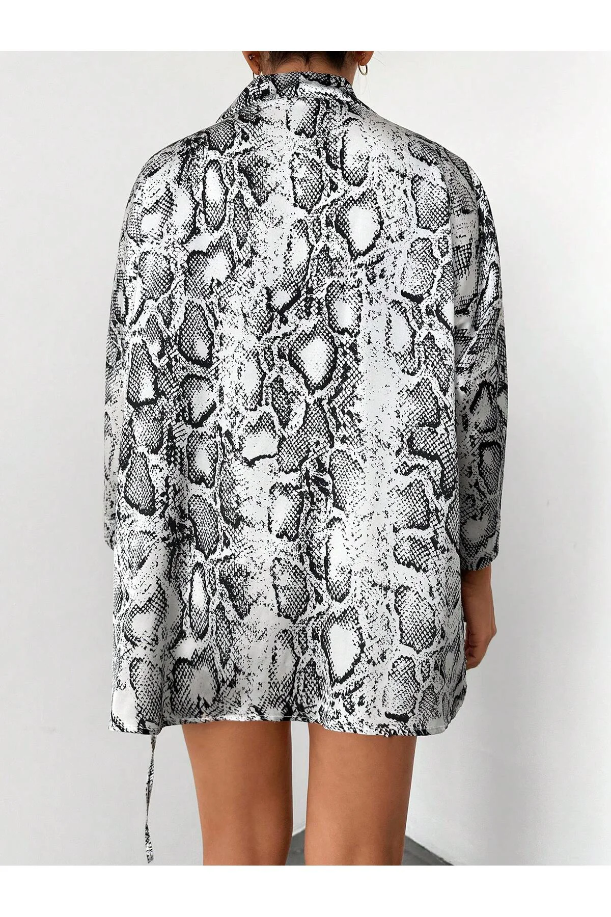 Uzun Kol Yılan Desenli Belden Bağlamalı Rahat Kalıp Kısa Saten Ki