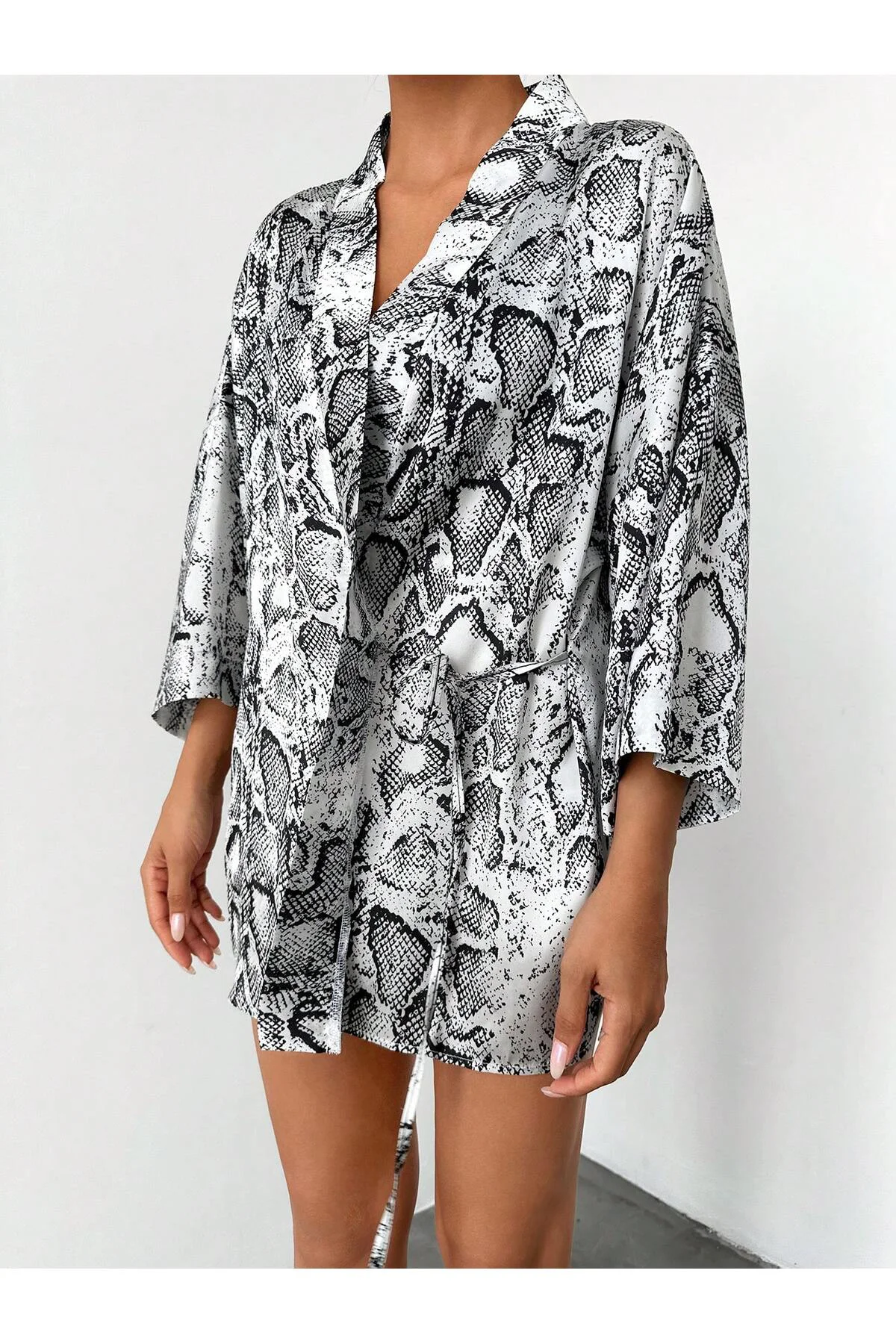 Uzun Kol Yılan Desenli Belden Bağlamalı Rahat Kalıp Kısa Saten Ki