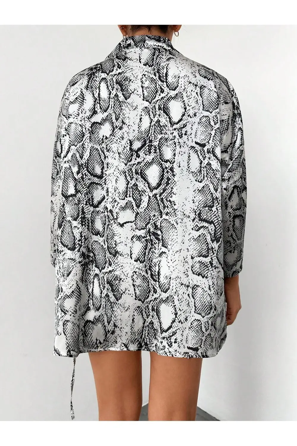 Uzun Kol Yılan Desenli Belden Bağlamalı Rahat Kalıp Kısa Saten Ki