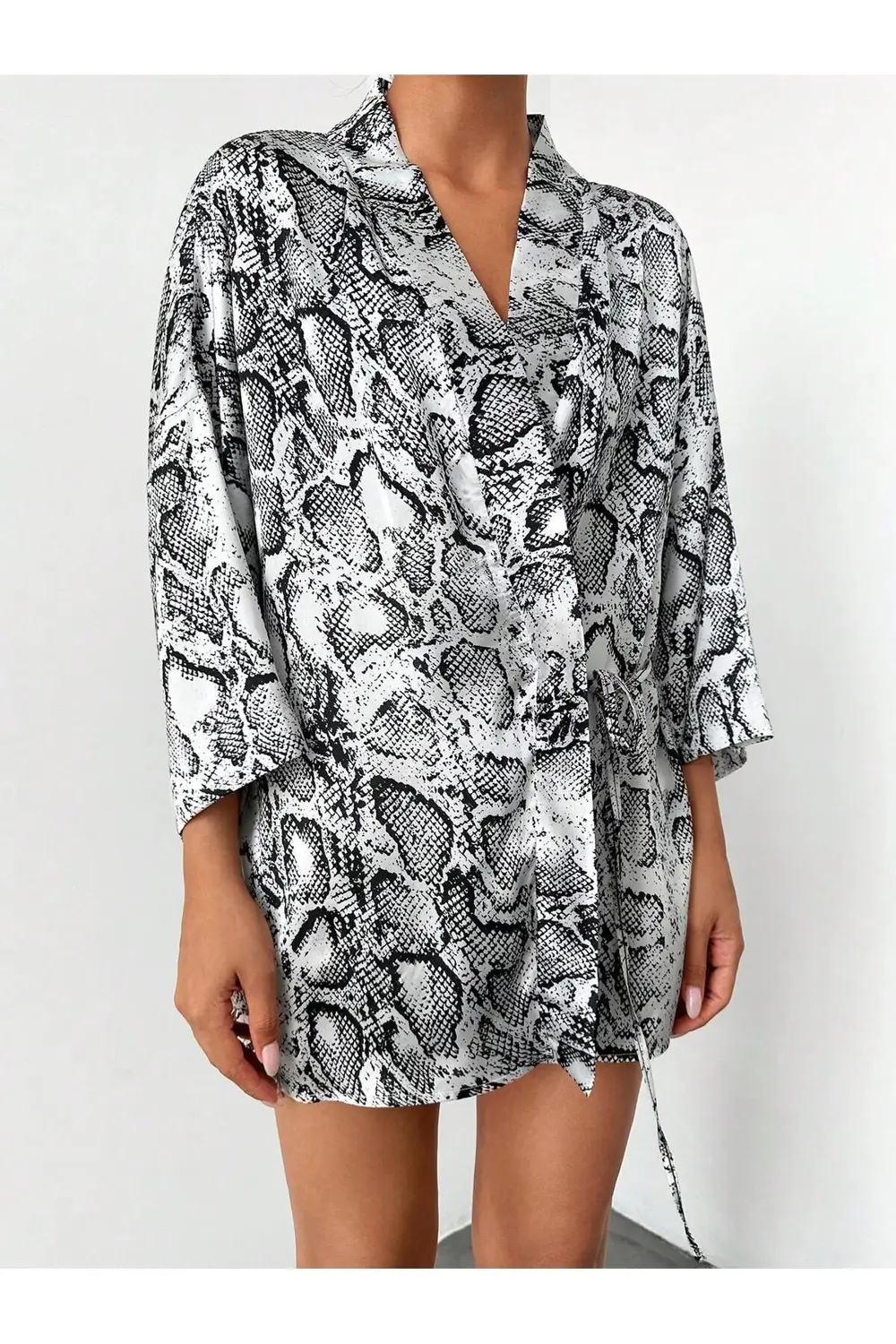 Uzun Kol Yılan Desenli Belden Bağlamalı Rahat Kalıp Kısa Saten Ki