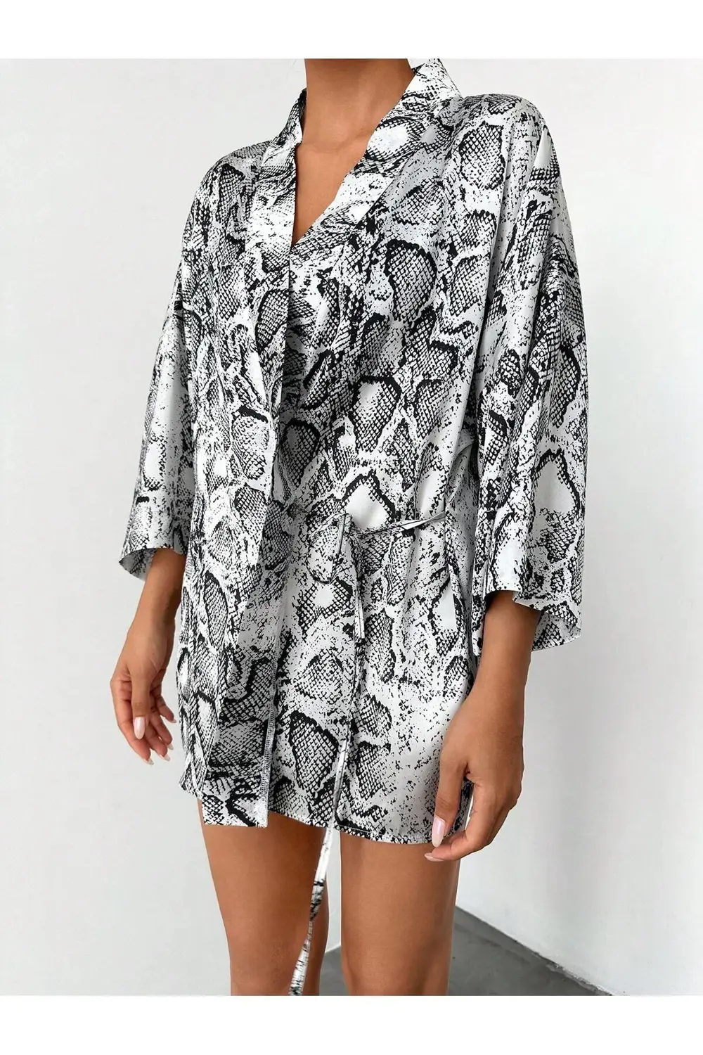 Uzun Kol Yılan Desenli Belden Bağlamalı Rahat Kalıp Kısa Saten Ki