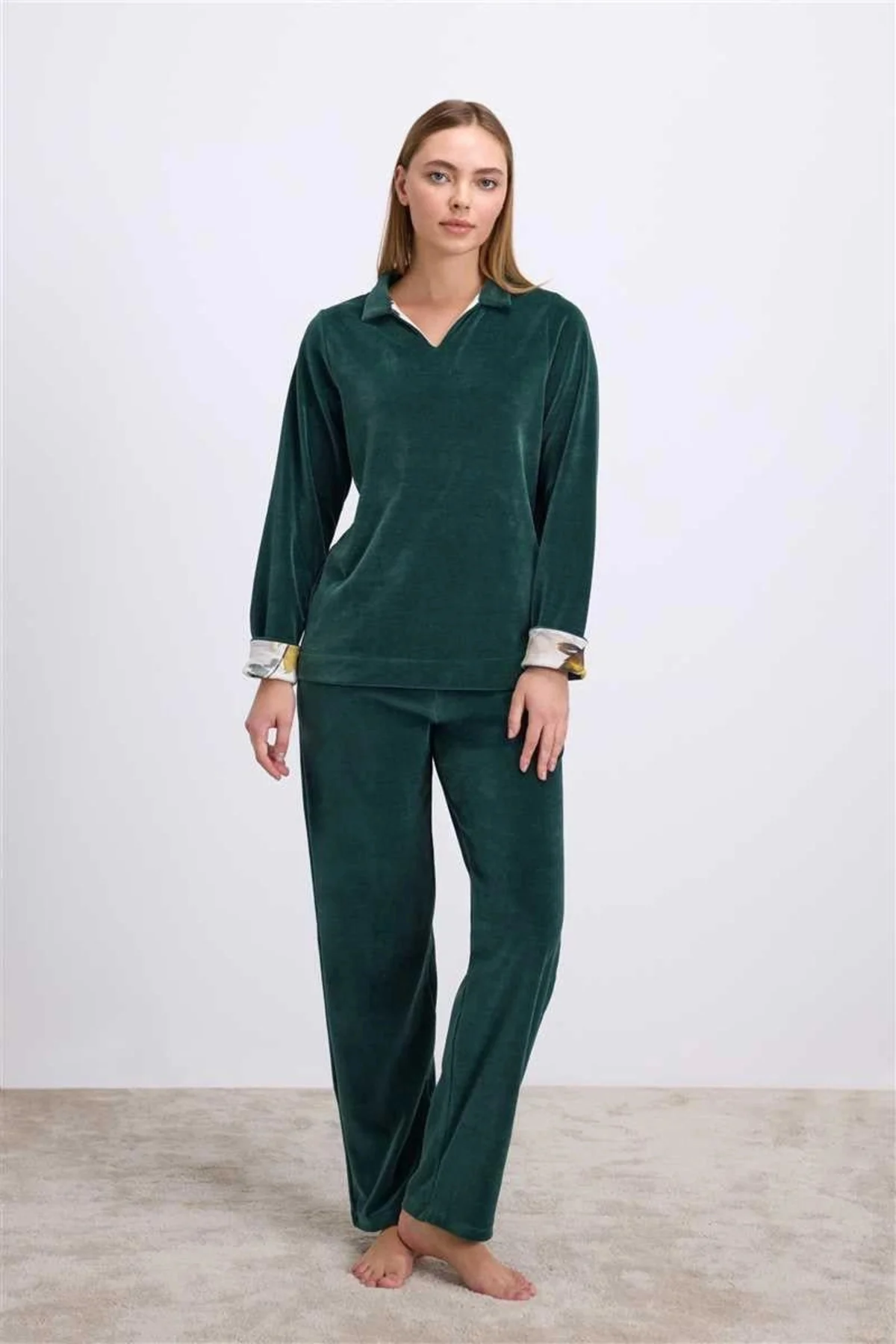 Uzun Kollu Kadife Sweatshirt ve Pantolon Pijama Takımı Uzun Kollu Kadife Sweatshirt ve Pantolon Pijama Takımı