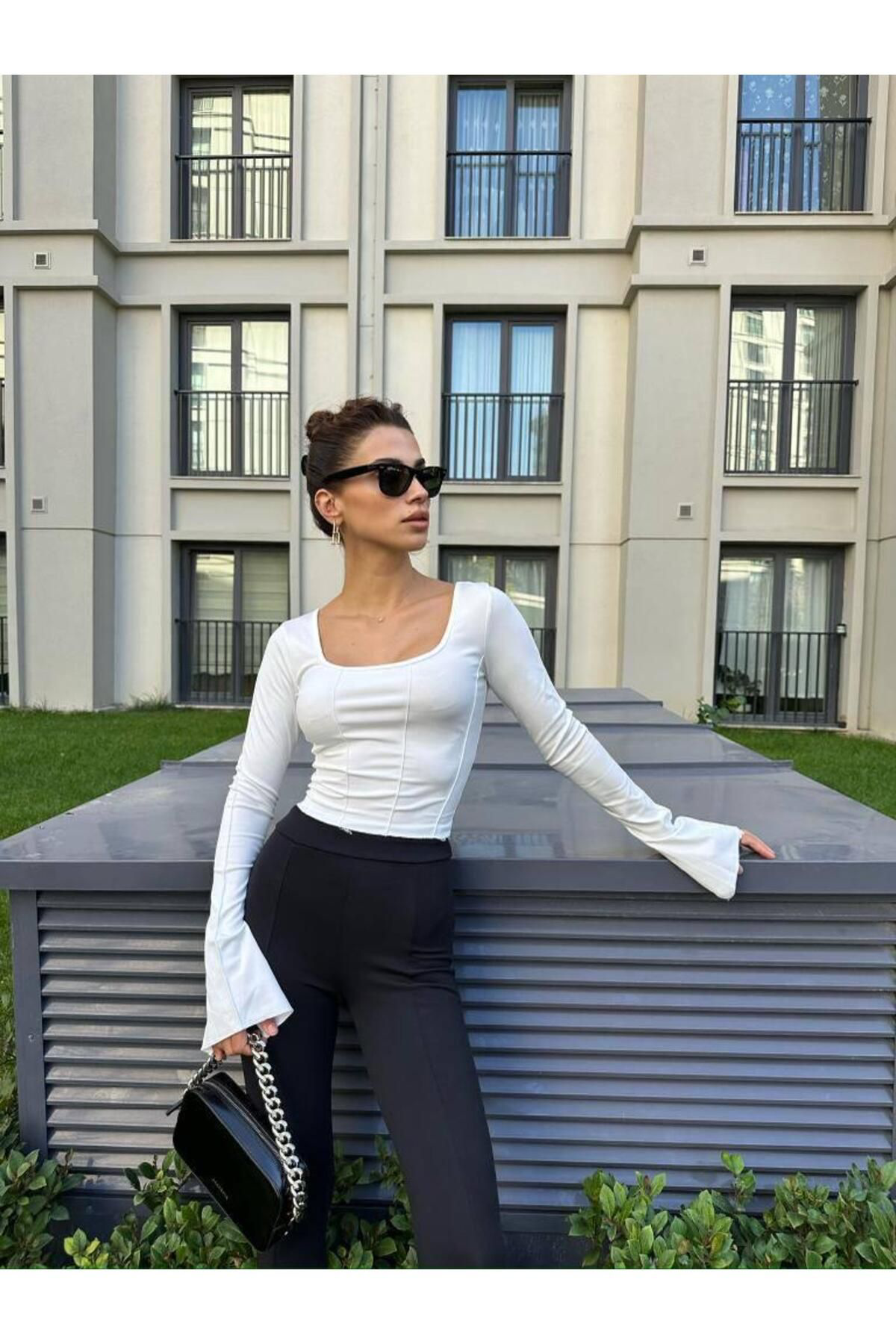 uzun kollu kare yaka kolu volanlı sırt dekolteli bluz