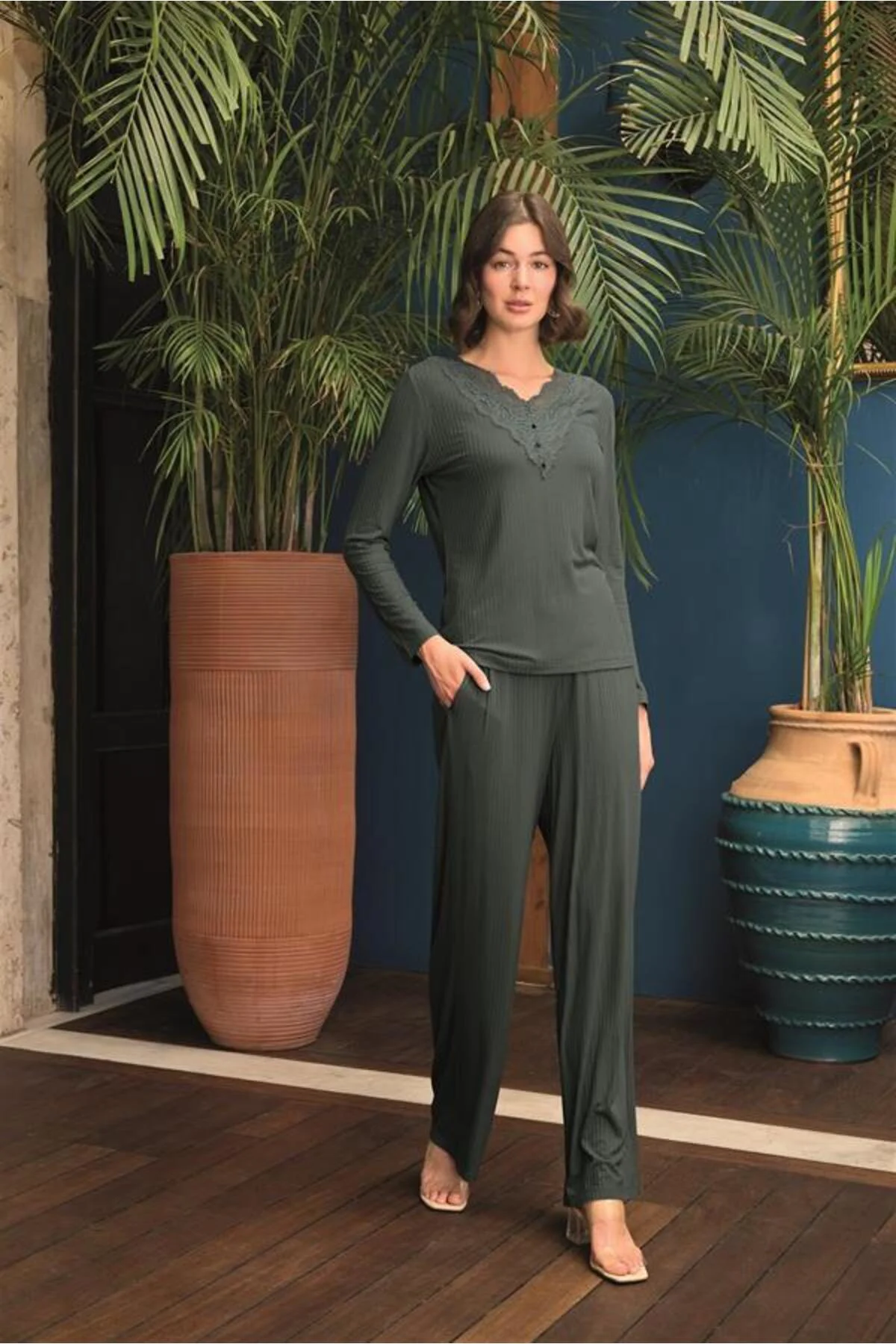 Uzun Kollu Önü Düğmeli V Yaka Pijama Takımı