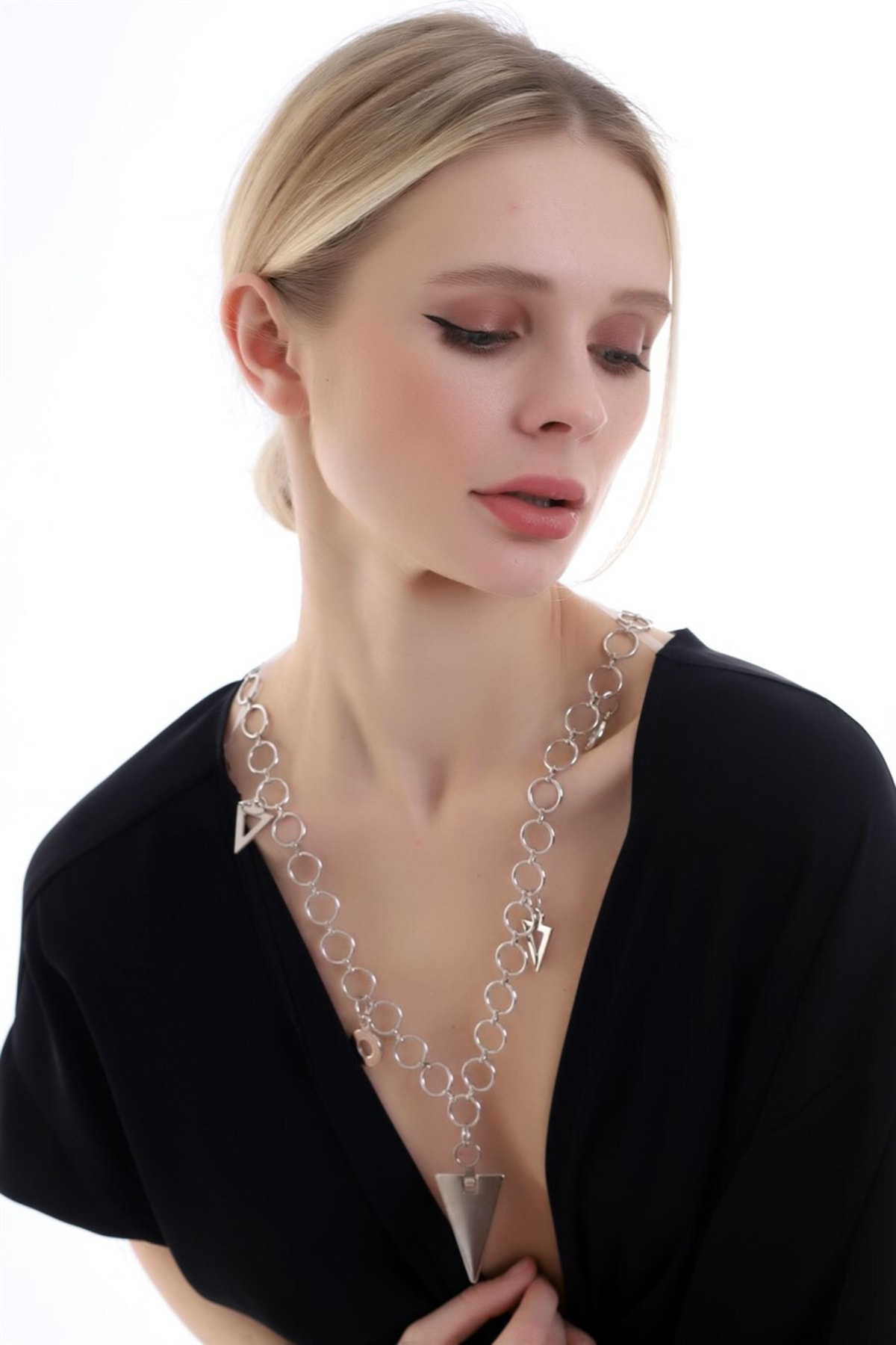 Uzun Zarif Ve Şık Zincir Kolye