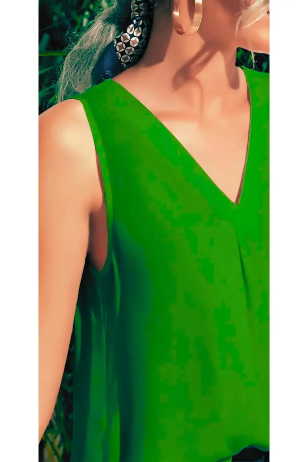 V Yaka Kolsuz Göğüs Kat Detaylı Standart Rahat Kesim Şık Ve Cool