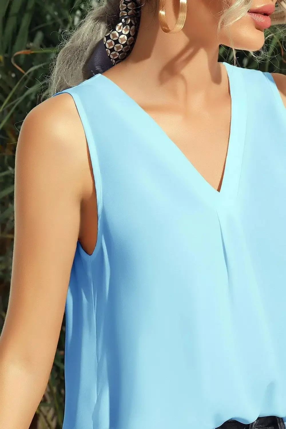 V Yaka Kolsuz Göğüs Kat Detaylı Standart Rahat Kesim Şık Ve Cool