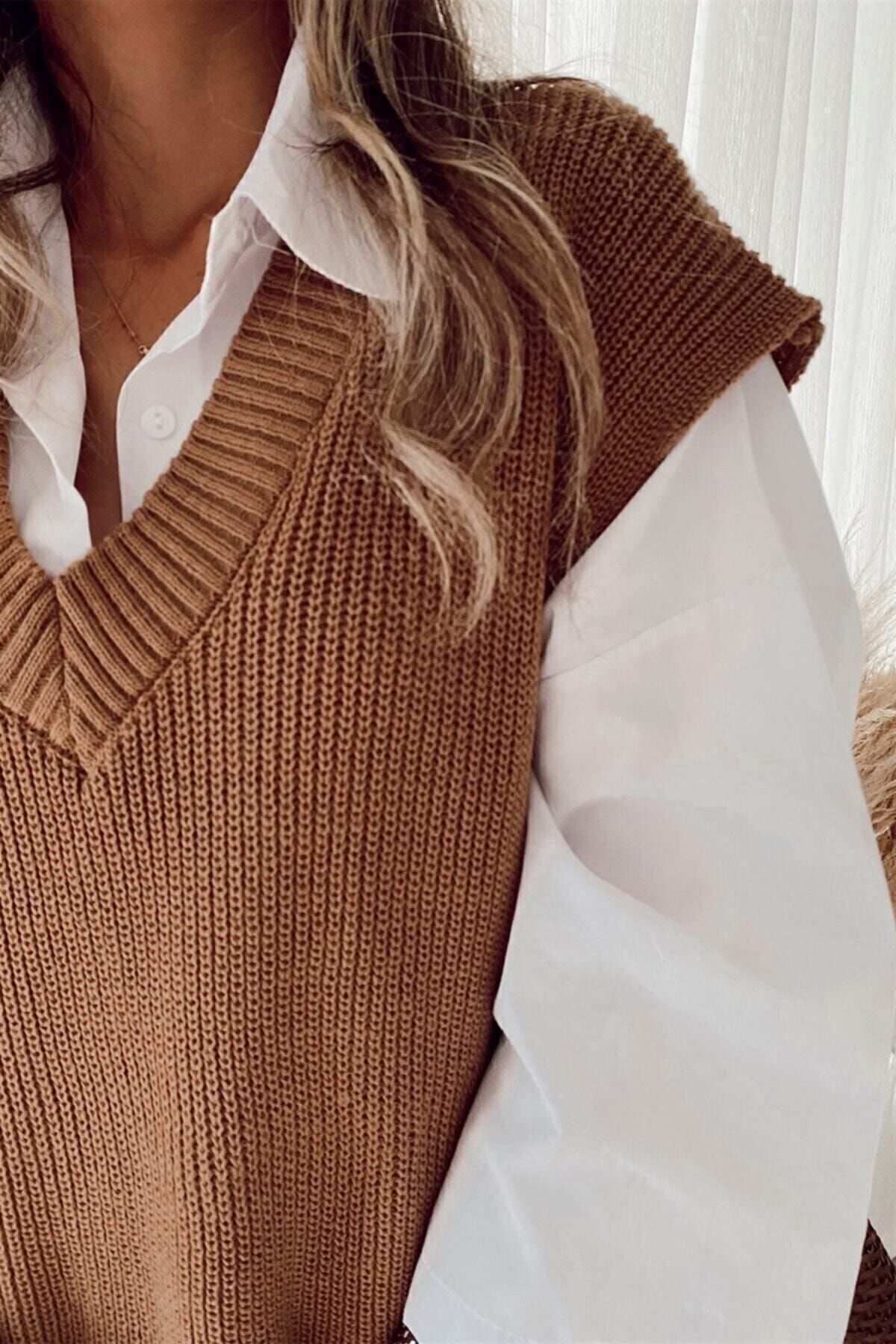 V Yaka Yırtmaçlı Triko Süveter