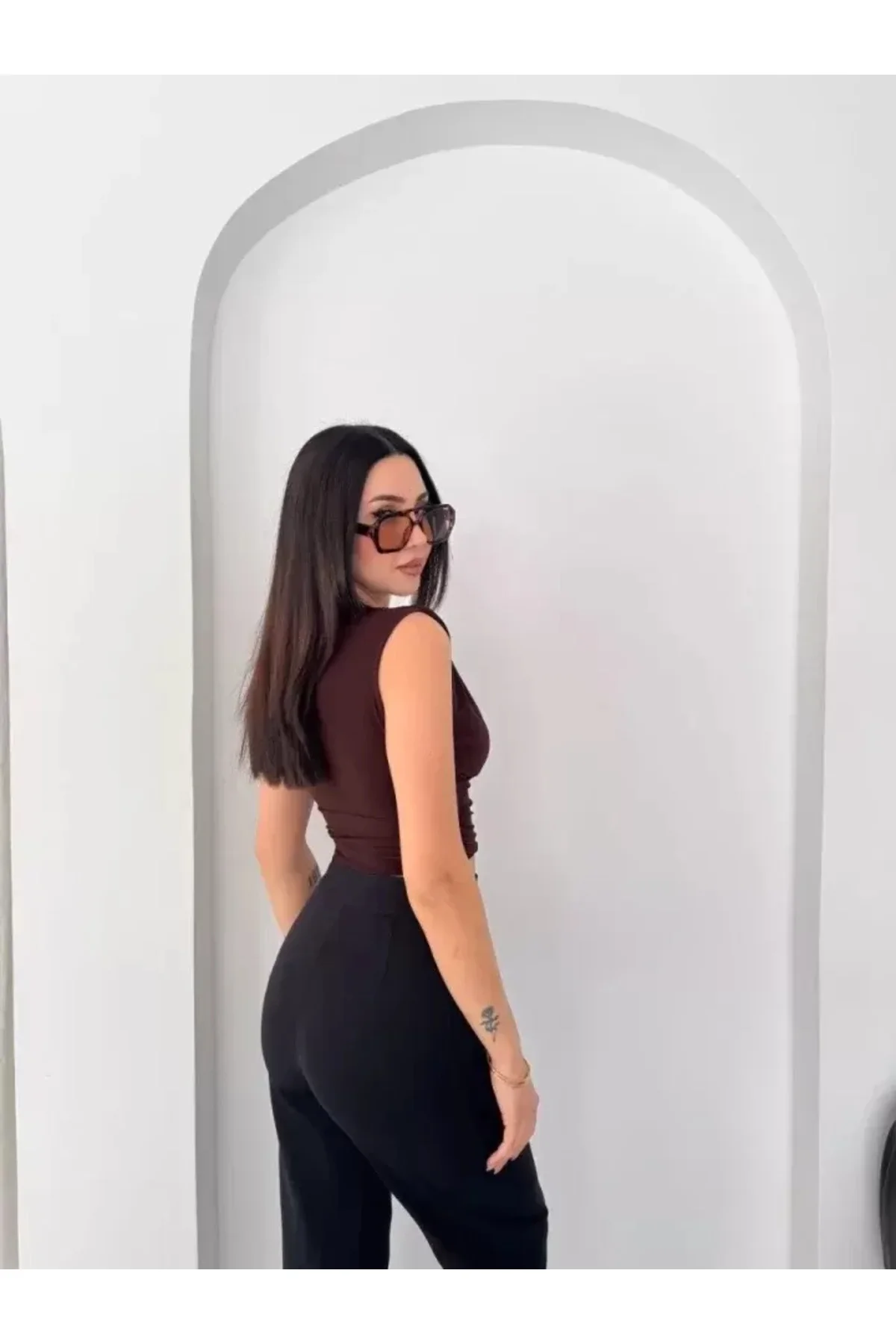 Vatkalı Kolsuz V Yaka Drapeli Crop Bluz Likralı Fit - Kahverengi