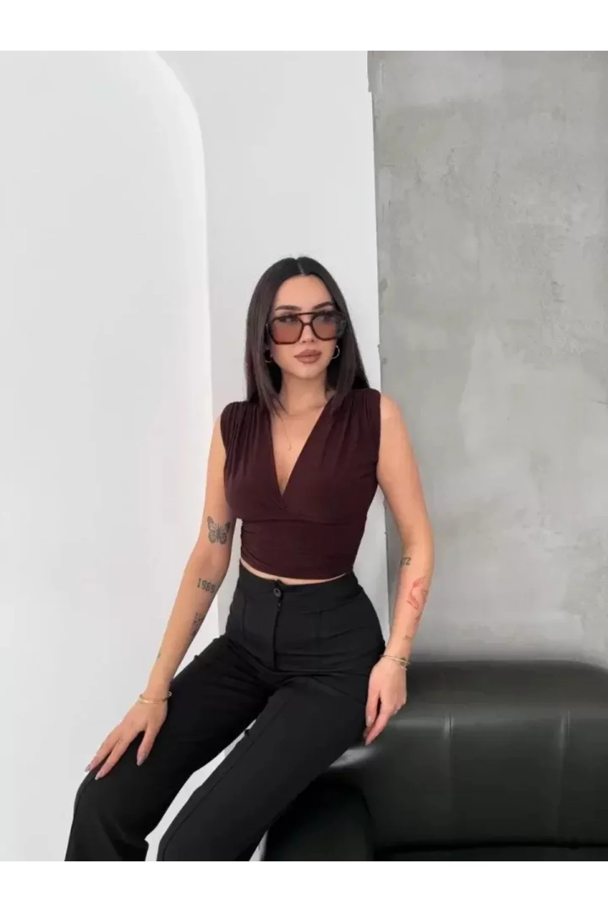 Vatkalı Kolsuz V Yaka Drapeli Crop Bluz Likralı Fit - Kahverengi