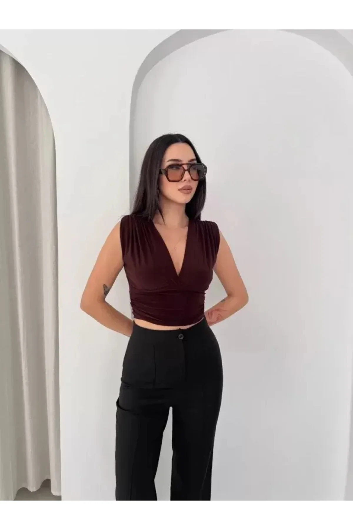Vatkalı Kolsuz V Yaka Drapeli Crop Bluz Likralı Fit - Kahverengi