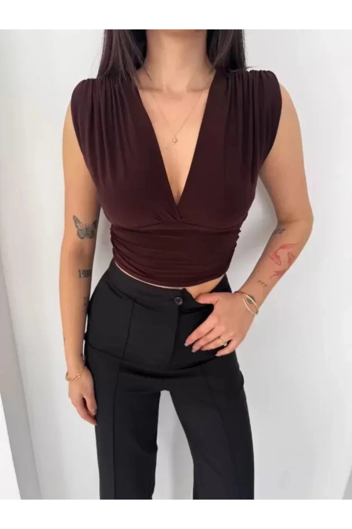 Vatkalı Kolsuz V Yaka Drapeli Crop Bluz Likralı Fit - Kahverengi