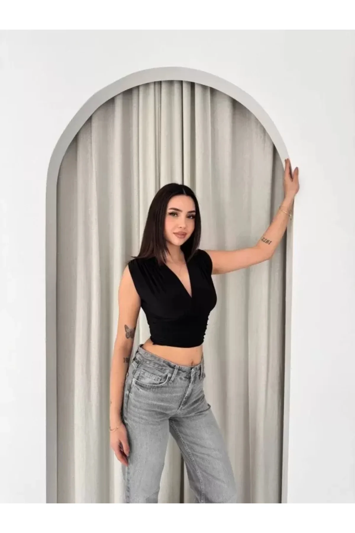 Vatkalı Kolsuz V Yaka Drapeli Crop Bluz Likralı Fit - Siyah