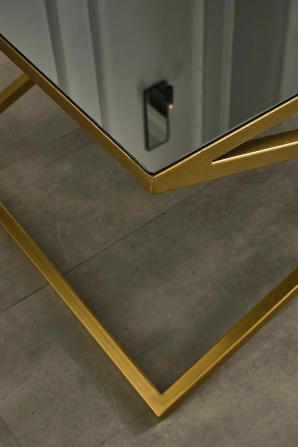 Venedik Gold Metal Ayaklı Füme Aynalı Orta Sehpa