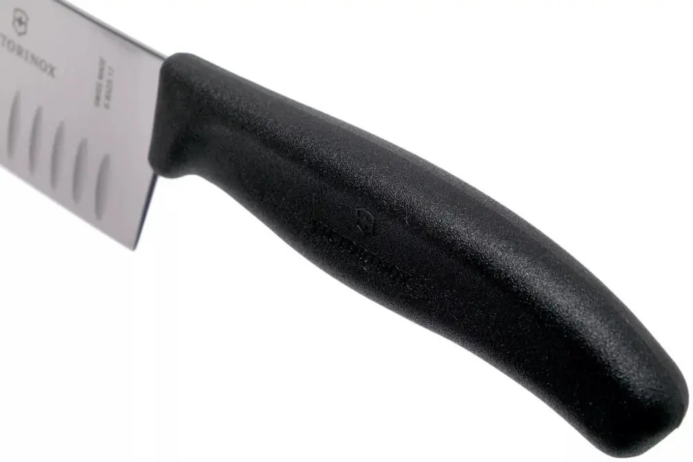 Victorinox SwissClassic 17cm Santoku Bıçağı Oluklu 6.8523.17B Siy Victorinox SwissClassic 17cm Santoku Bıçağı Oluklu 6.8523.17B Siy