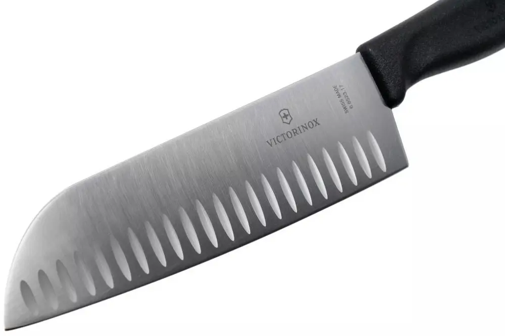 Victorinox SwissClassic 17cm Santoku Bıçağı Oluklu 6.8523.17B Siy Victorinox SwissClassic 17cm Santoku Bıçağı Oluklu 6.8523.17B Siy