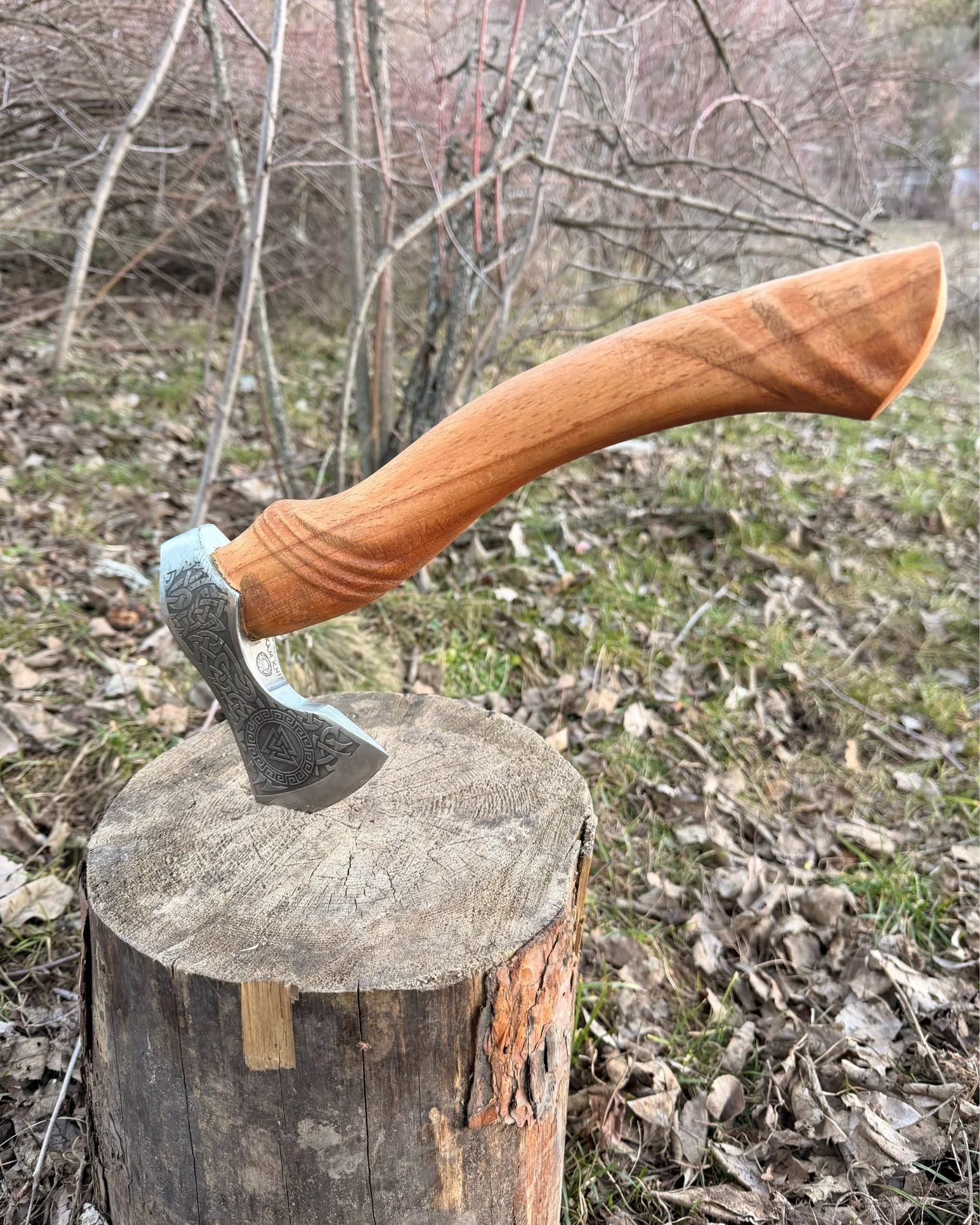 Viking Desenli Kamp Baltası Dövme Çelik Viking Desenli Kamp Baltası Dövme Çelik