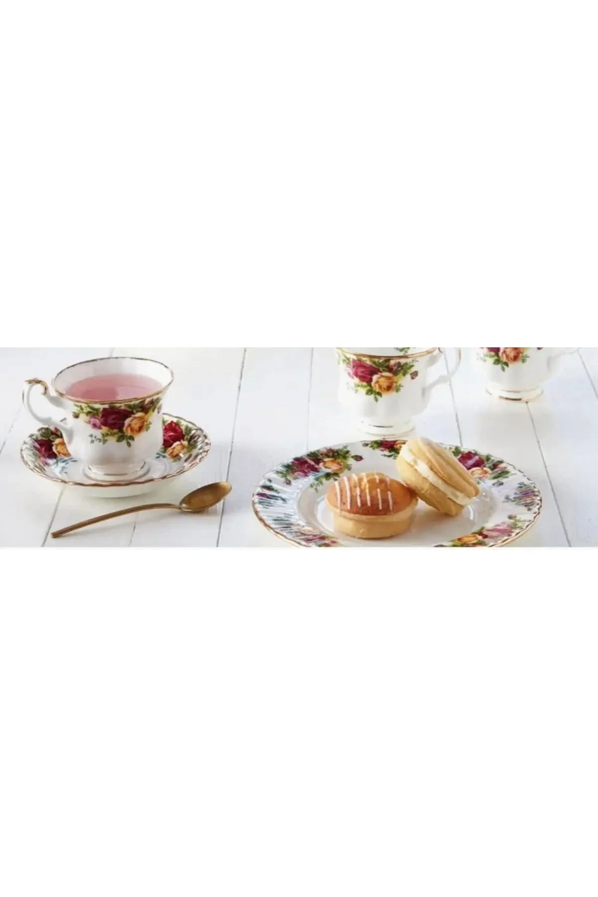 Vintage Çiçek Desenli Porselen Çay Fincanı, Altın Yaldızlı Kenar,