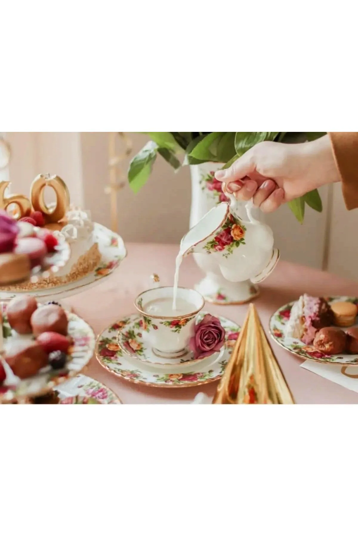 Vintage Çiçek Desenli Porselen Çay Fincanı, Altın Yaldızlı Kenar,