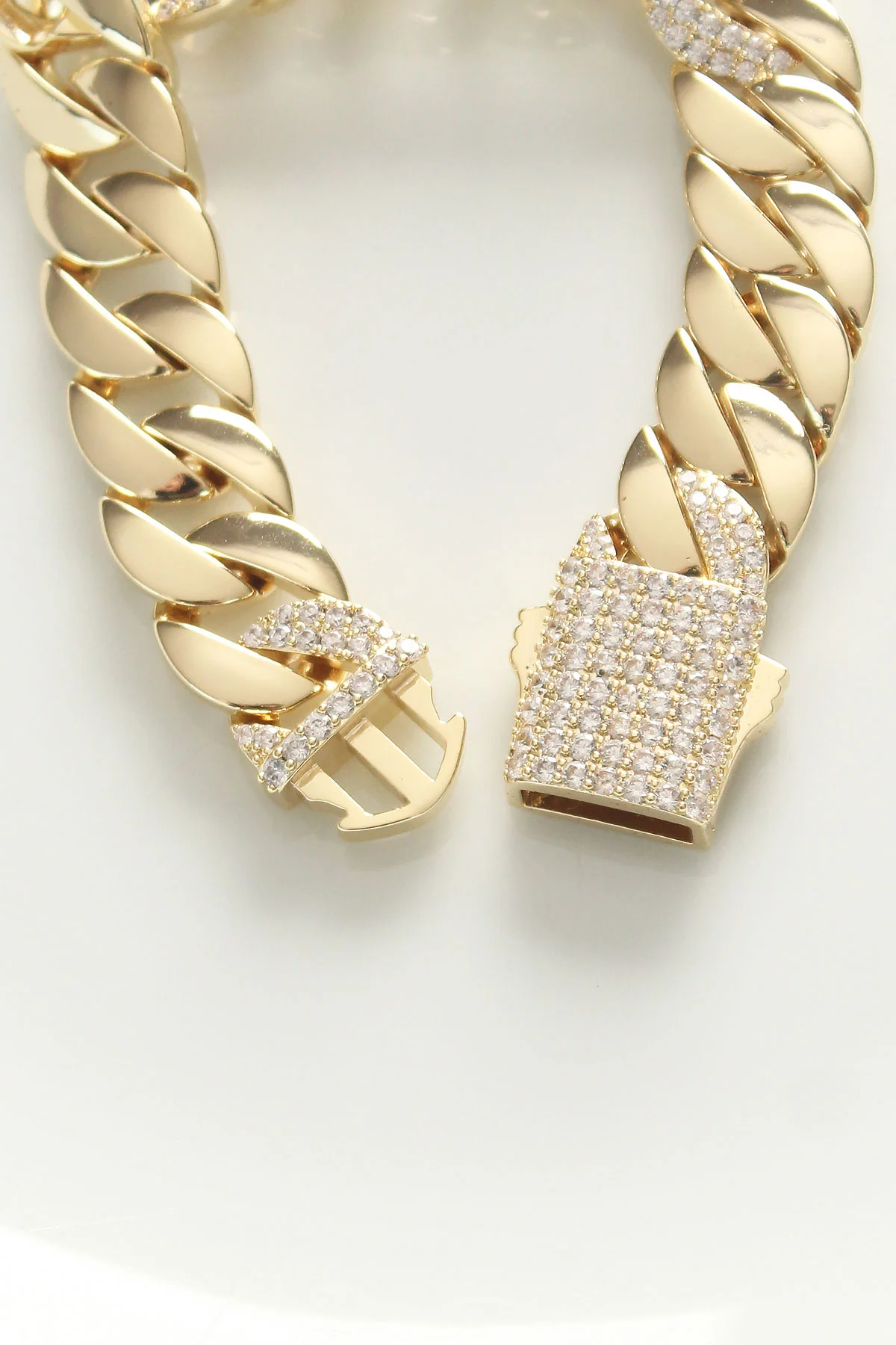 Vip Seri Pirinç Ortası Zirkon Taşlı Gold Renk Gurmet Bileklik 5886