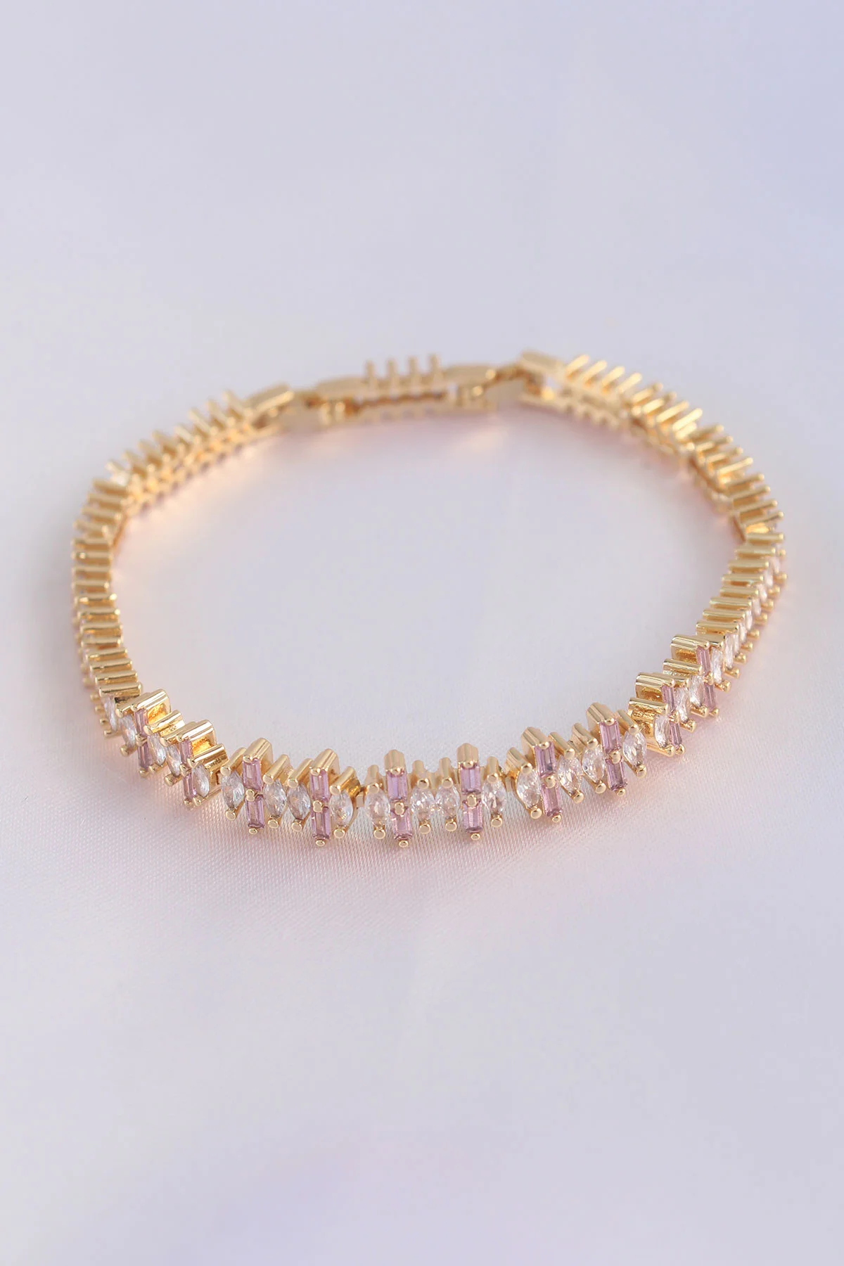 Vip Seri Pirinç Pembe Zirkon Taşlı Gold Renk Baget Model Bileklik 5886 - Şık ve Kaliteli