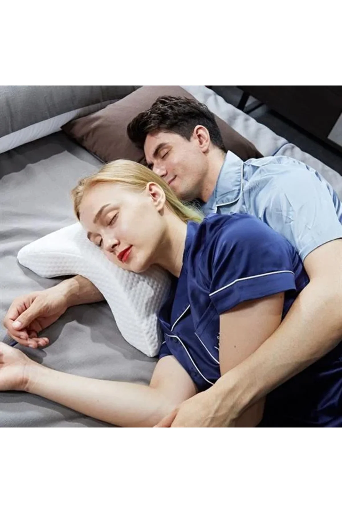 Visco Ortopedik Geniş Boyuna Uyumlu Kol ve Bacak Destekli Yumuşak Kavisli Baş Yastığı Visco Ortopedik Geniş Boyuna Uyumlu Kol ve Bacak Destekli Yumuşak Kavisli Baş Yastığı