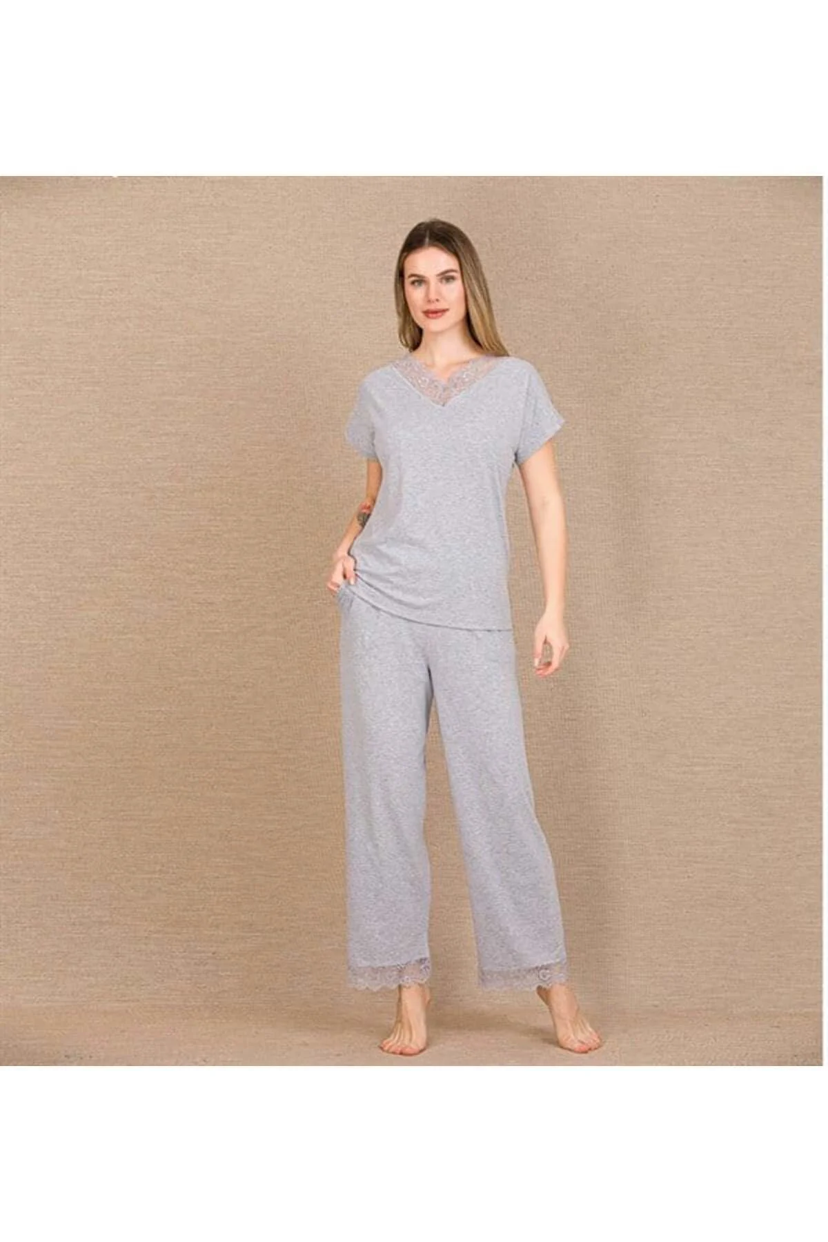 Viskon Şık Tasarım Dantel İşlemeli Gri Kısa Kol Pijama Takımı Viskon Şık Tasarım Dantel İşlemeli Gri Kısa Kol Pijama Takımı
