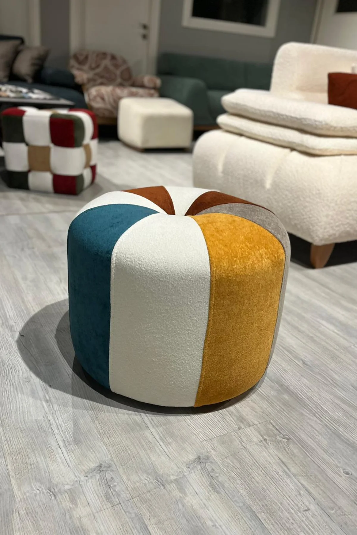Viva Modern Patchwork Renkli Puf - Dekoratif Yuvarlak Oturma Taburesi - El Yapımı Şık Tasarım