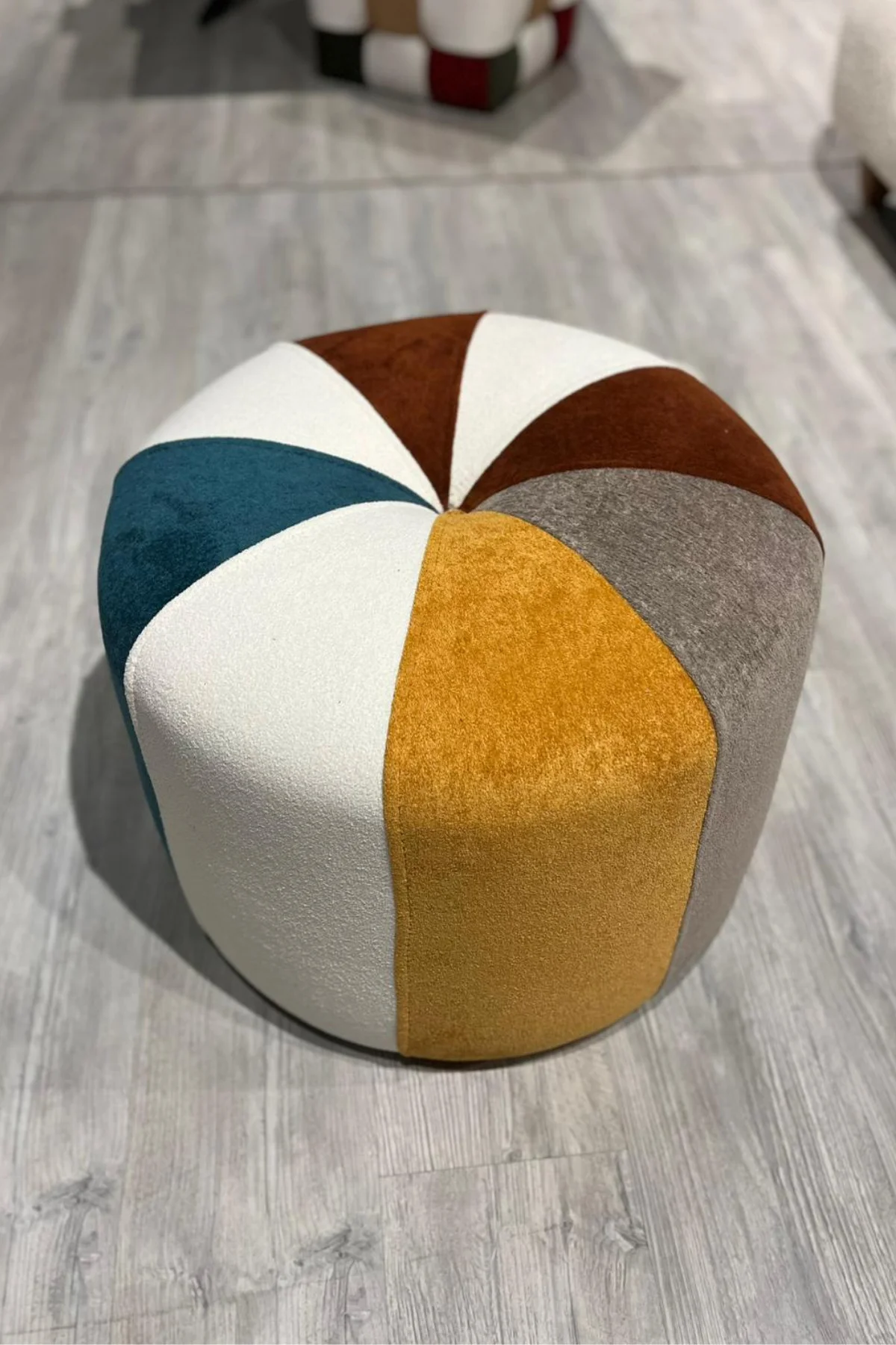 Viva Modern Patchwork Renkli Puf - Dekoratif Yuvarlak Oturma Taburesi - El Yapımı Şık Tasarım