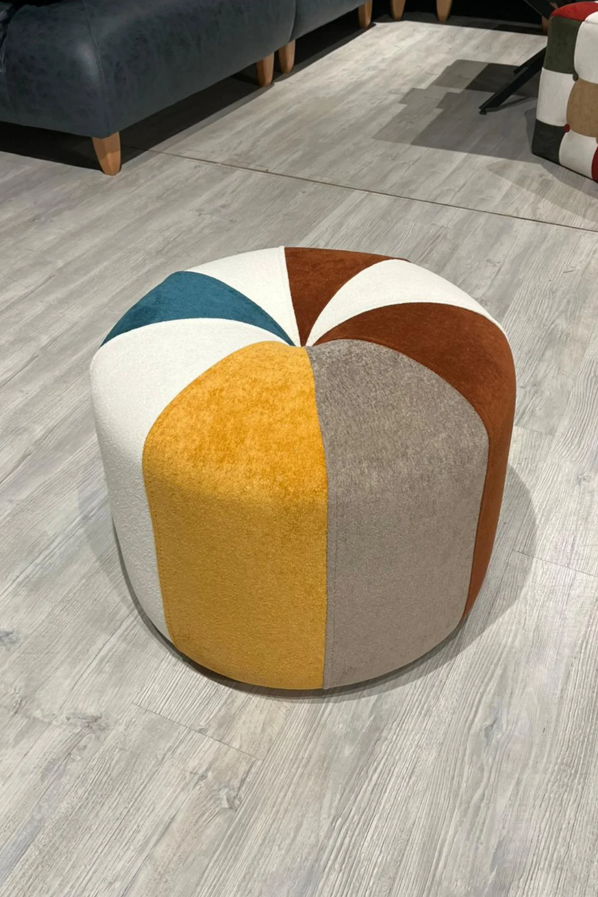 Viva Modern Patchwork Renkli Puf - Dekoratif Yuvarlak Oturma Taburesi - El Yapımı Şık Tasarım