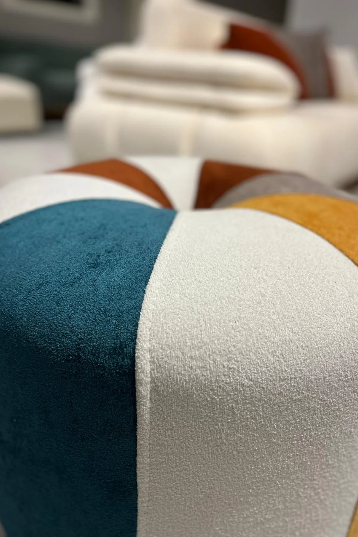 Viva Modern Patchwork Renkli Puf - Dekoratif Yuvarlak Oturma Taburesi - El Yapımı Şık Tasarım