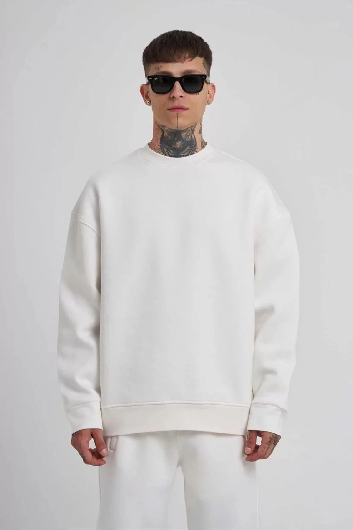 V&M Store Unisex Biskilet Yaka Üç İplik SweatShirt - Beyaz V&M Store Unisex Biskilet Yaka Üç İplik SweatShirt - Beyaz