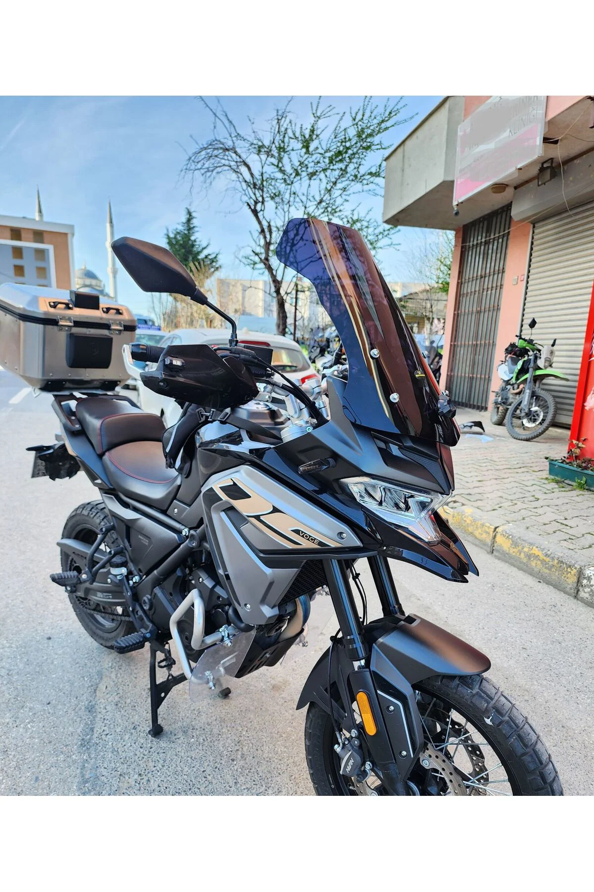 Voge DSX 650 Ön Cam 2022-2026 Model 55cm Siyah Renkli 4mm KISA