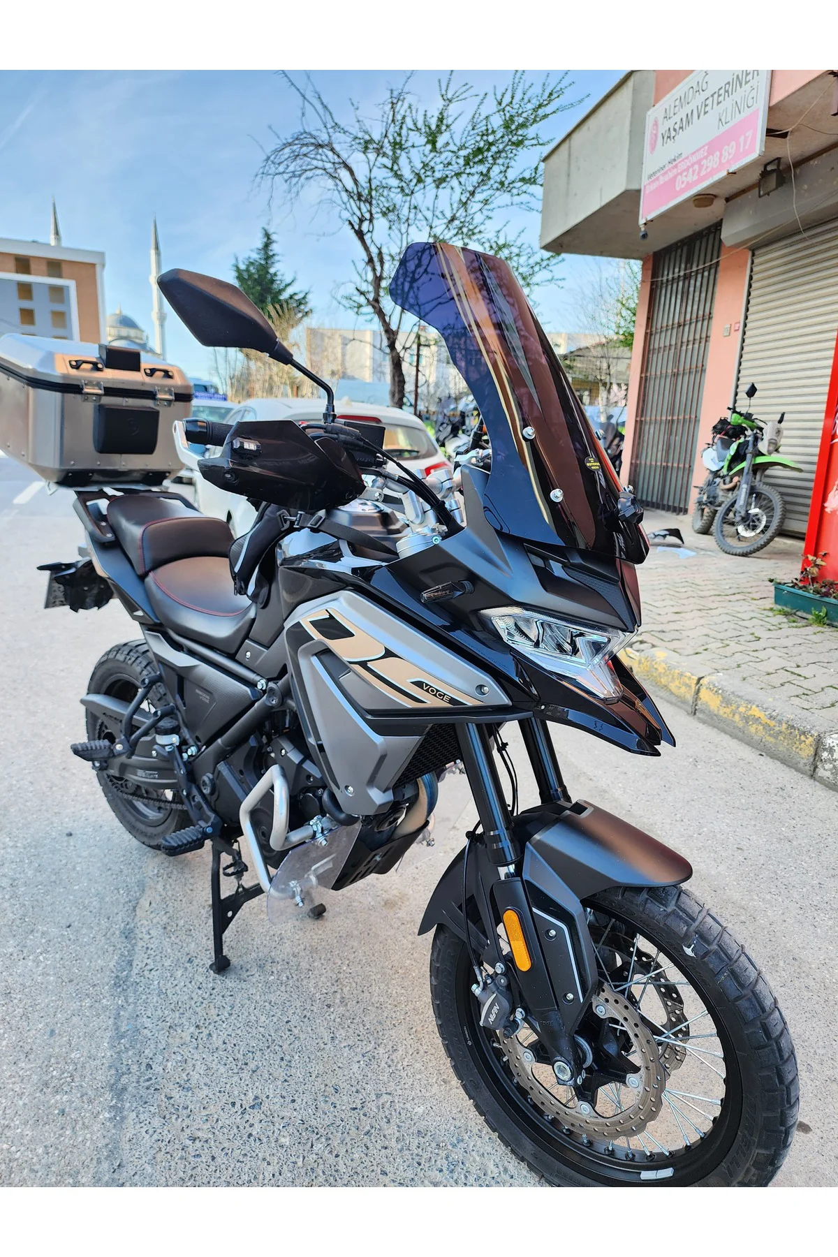 Voge Dsx 650 Ön Cam 2022 Model 55cm Siyah Renkli 4mm KISA SPOR CAM